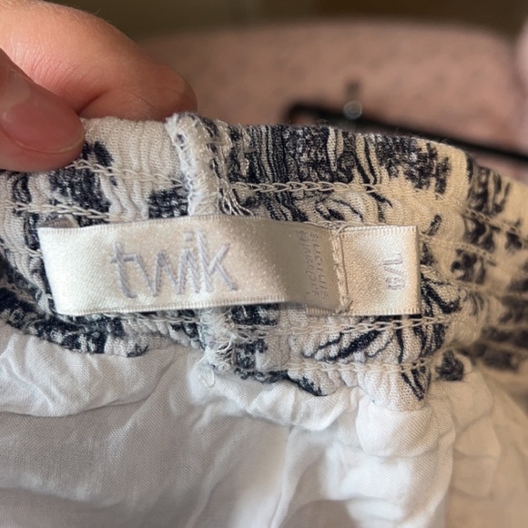 Roman Patterned Shorts - Picture 3 of 3